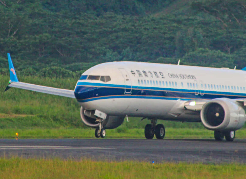 China Southern B737-8 Landing in Port Vila