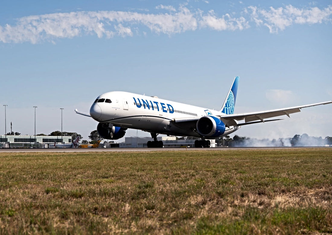 United Airlines B787-9 landing at Adelaide Airport