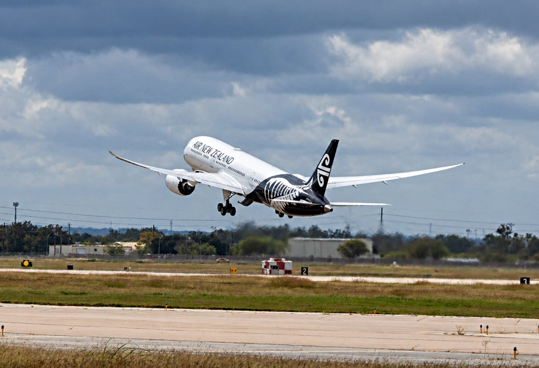 Air New Zealand B787-9 taking off